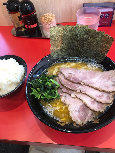 「チャーシュー麺並硬め濃いめ、無料ライス」@横浜家系ラーメン 志田家 鹿島田店の写真