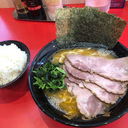 チャーシュー麺並硬め濃いめ、無料ライス