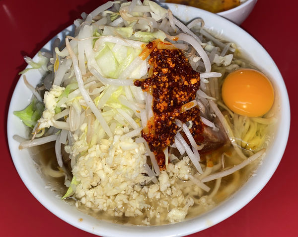 「小豚 玉子X2 ヤサイ ニンニク ラー油」@ラーメン二郎 千住大橋駅前店の写真