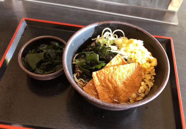 「きつねそば(冷し/420円)+わかめ(クーポン)」@ゆで太郎 新木場江東店の写真