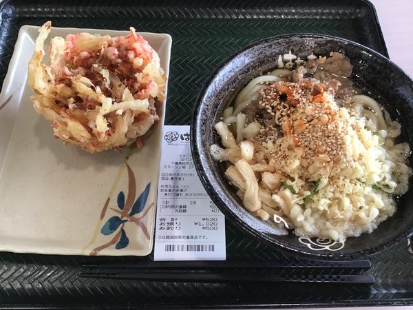「牛肉うどん小520円、紅生姜かき揚げ170円」@はなまるうどん モラージュ柏店の写真