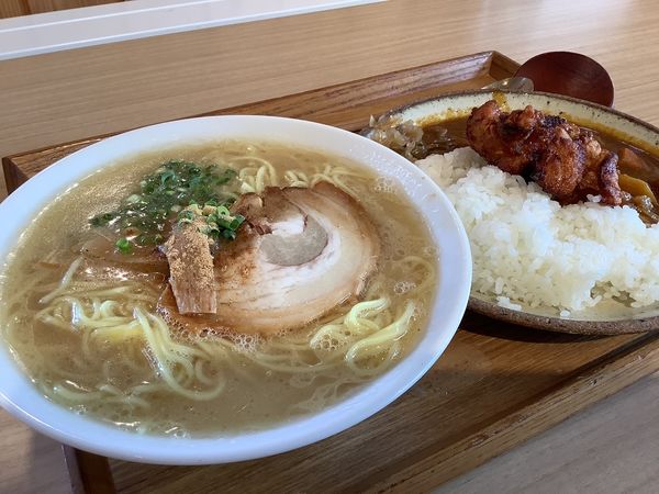 「鮪節ラーメン＋唐揚ハーフカレー　1000円」@ふるさとゴハン食堂の写真