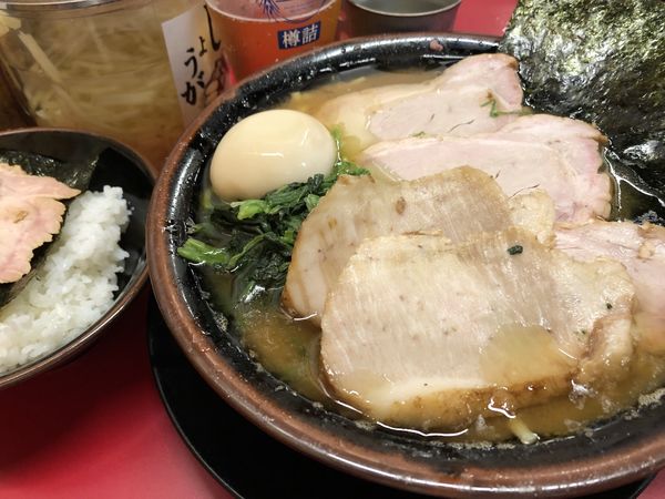 「チャーシューメン３枚中盛多め　バラ２枚燻製味玉半ライス」@柏 王道家の写真