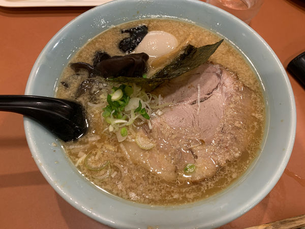 「とんこつ正油らーめん」@ラーメン 一本やりの写真