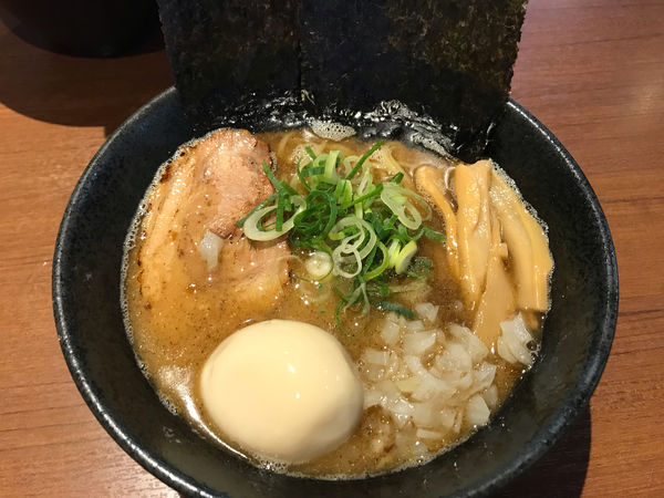 「焼煮干ﾗｰﾒﾝ大盛固め味玉1000円」@麺や いかりの写真