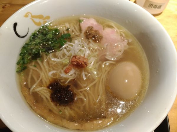 「真鯛と蛤の塩そば+味玉」@SOBAHOUSE 金色不如帰 新宿御苑本店の写真