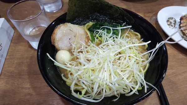 「ラーメン ネギトッピング」@絶頂家系ラーメン いるま家の写真