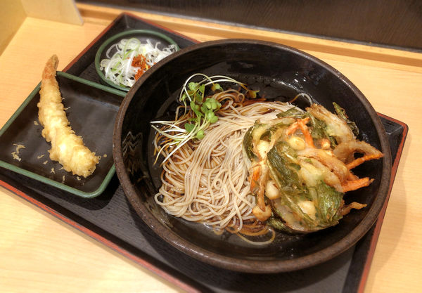 「小柱と水菜のかきあげそば(580円)+海老天(クーポン)」@ゆで太郎 錦糸公園前店の写真