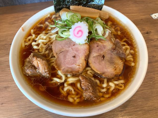 「（限定）大盛夢と春の手もみ鶏醬油拉麺 １，０００円」@煮干拉麺 小烏丸 問屋町店の写真