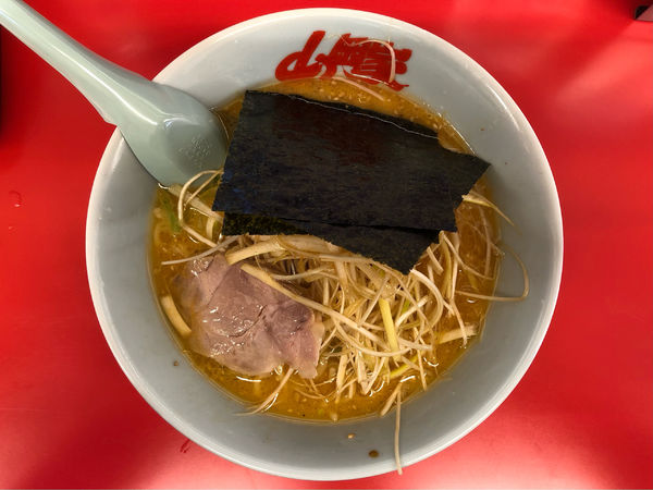 「特製味噌ラーメン＋味付け白髪ネギ」@ラーメン山岡家 谷田部店の写真