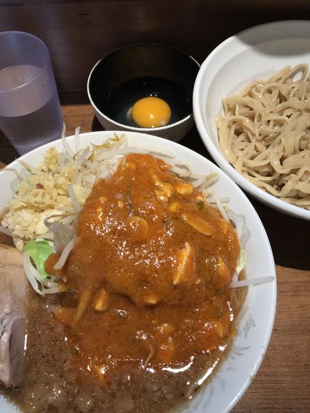 「つけ麺フュージョン、生卵」@火の豚 人形町駅前店の写真
