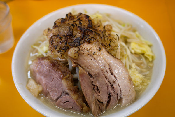 「ラーメン　塩、ニンニク少 し、焦がしアブラ（７００円）」@ラーメンエース 八王子店の写真