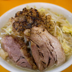 ラーメン　塩、ニンニク少 し、焦がしアブラ（７００円）