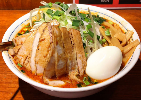 「かつくにチャーシュー(2辛.ねぎ増量.ゆで卵)」@旨辛麺かつくに 荻窪店の写真