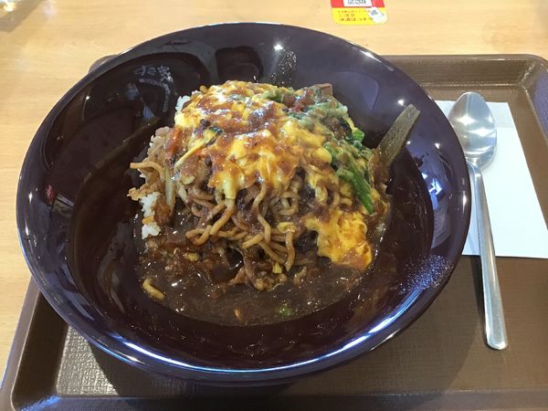 「やきそば牛丼オムカレーMIX並盛690円」@すき家 16号柏IC店の写真