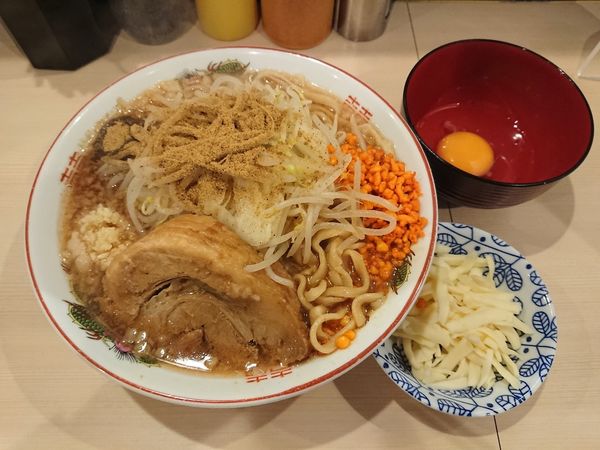 「ラーメン ミニ 200g＋チーズ＋魚粉＋生たまご」@鷹の目 蒲田店の写真