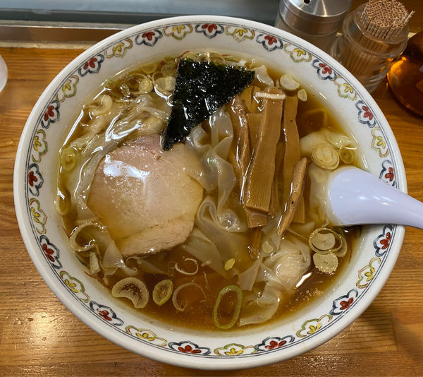 「わんたん麺 🍜🥢」@春木屋 荻窪本店の写真