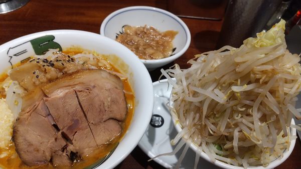 「雷みそ＋野菜マシ＋脂」@ラーメン 雷 東京本丸店の写真