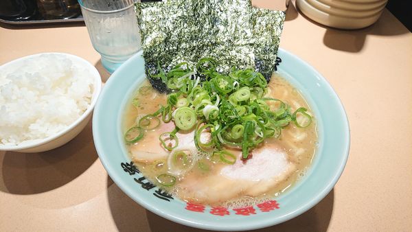 「ラーメン＋小ライス」@横浜家系 元町家の写真