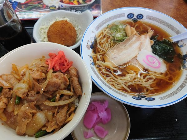 「【木曜日限定】焼肉丼セットラーメンに変更＋100円＝840円」@山田うどん食堂 新座道場店の写真