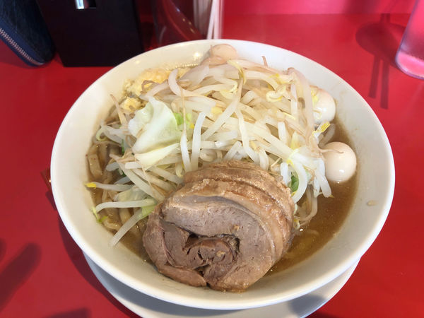 「極太ラーメン　ニンニク少　うずら」@ボディブローの写真