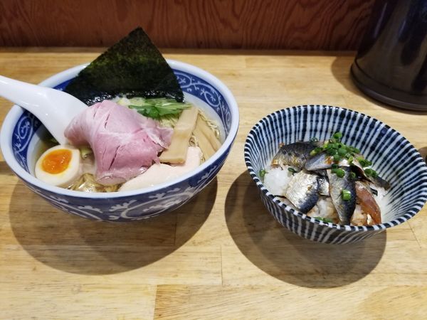 「煮干しラーメン白醤油　いわし丼」@寿製麺よしかわ 坂戸店の写真