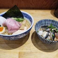 煮干しラーメン白醤油　いわし丼
