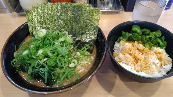 「ラーメン(並)¥650+京都九条ねぎ¥150+ライス無料」@横浜家系らーめん 武道家 賢斗の写真