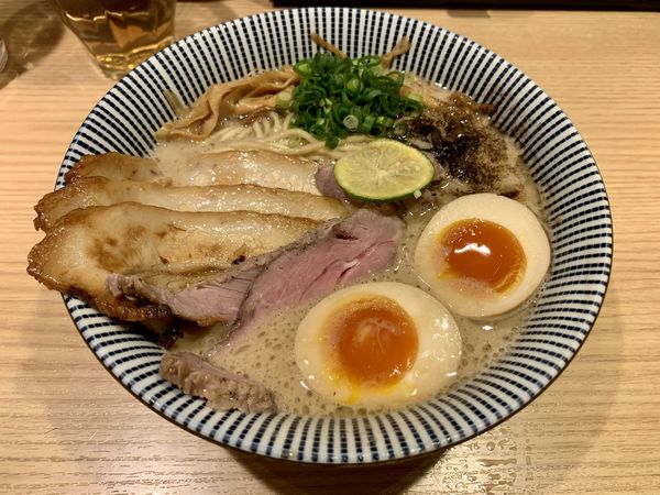 「ラム豚骨らーめん(全部のせ)1090円」@自家製麺 MENSHO TOKYOの写真