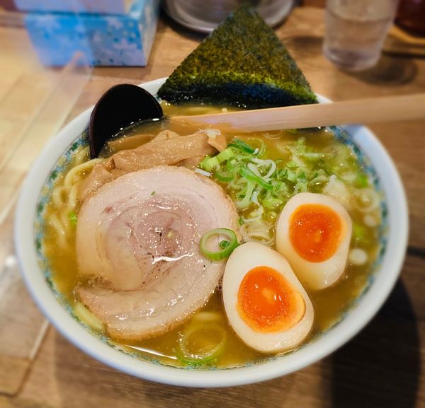 「塩らーめん（濃い目￥820）＋味玉（￥100）」@つけ麺屋 ごんろく 両国店の写真