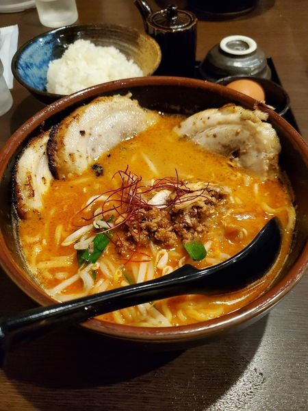 「辛味噌らーめん 炙りチャーシュー3枚+こだわりの卵かけごはん」@麺場 田所商店 松戸二十世紀が丘店の写真