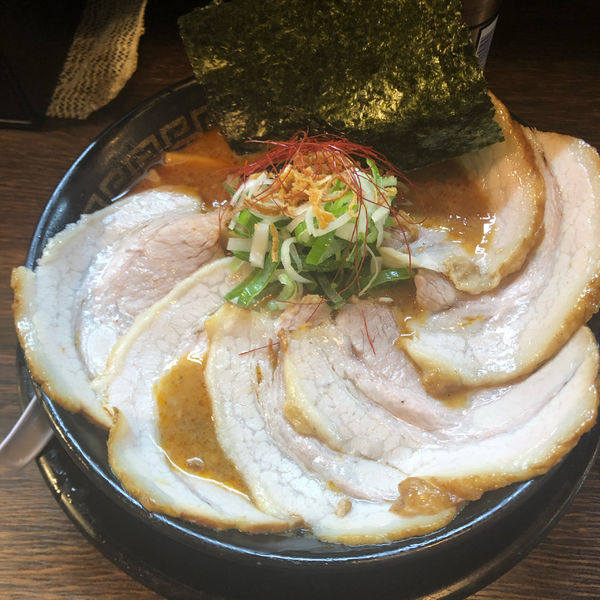 「辛い中華そば　肉増し」@東京煮干中華そば 三三㐂 大森の写真