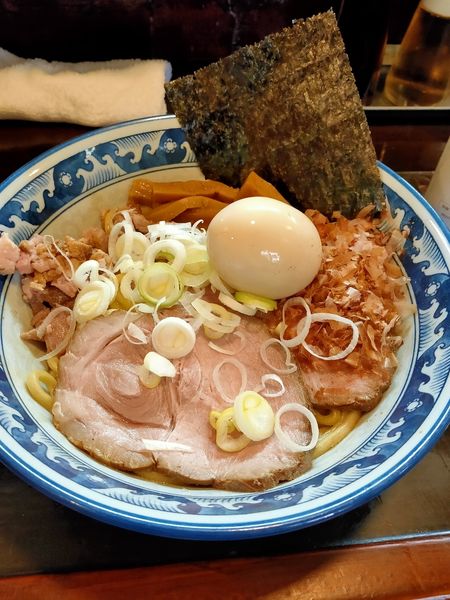 「油そば並盛＋燻玉＋チャーシュー1枚」@兎に角 松戸店の写真