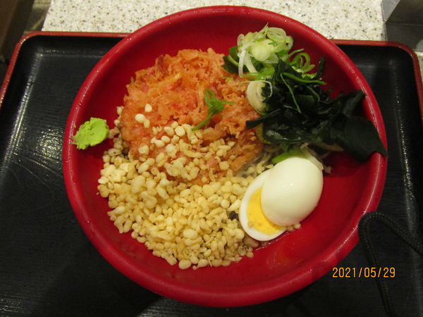 「冷やしたぬき蕎麦TP紅生姜天・茹で卵 600円」@名代 富士そば 北千住店の写真