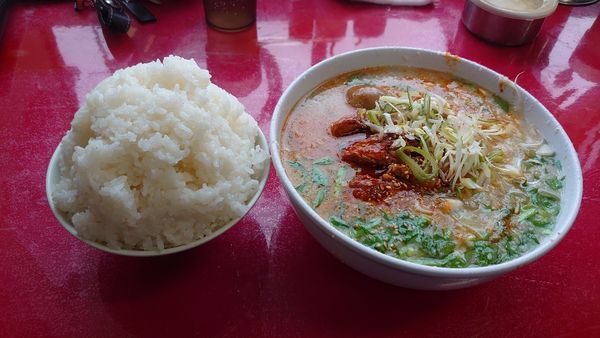 「辛口ホルモン麺(大盛り、太麺)、大ライス」@とん平食堂の写真
