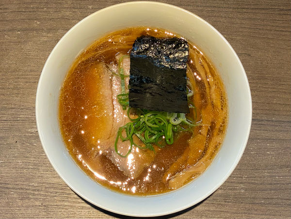 「醤油チャーシュー麺」@支那そばや 本店の写真