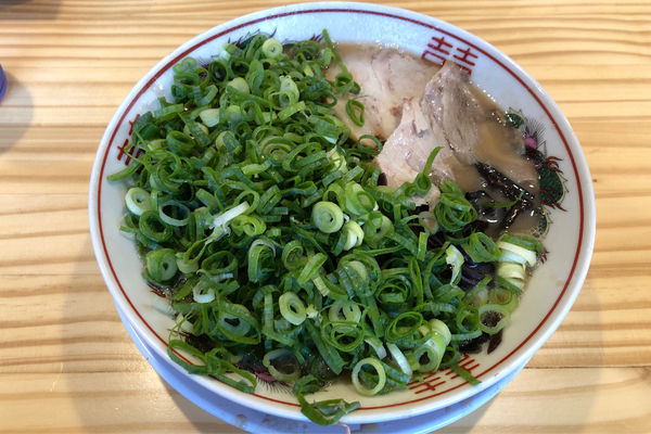 「豚骨らーめん700円+ネギ増し100円+替玉100円」@てっちゃんの写真