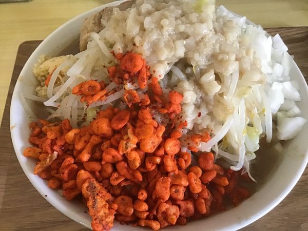 「ラーメン中盛300g900円(ニンニク小アブラタマネギ辛玉)」@らーめん おうかの写真
