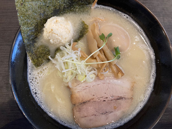 「【限定】帆立塩豚骨ラーメン 850円（味玉+100円）」@拉麺 ほそやの写真