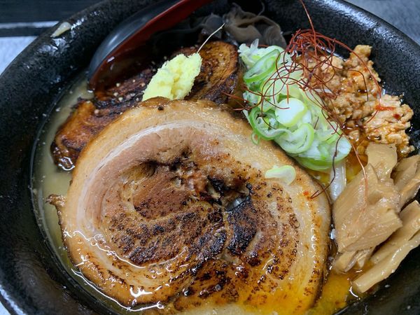 「辛肉ラーメン厚切りチャーシュートッピング」@サッポロラーメン エゾ麺ロックの写真