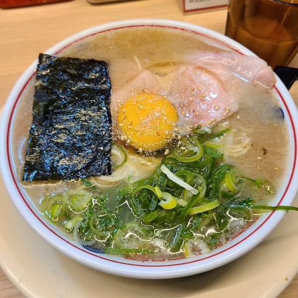 「生卵淡口豚骨ラーメン¥830、煮干し和え玉¥180」@空ノ色 王子店の写真