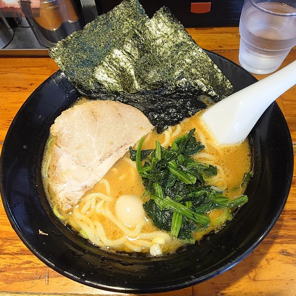 「醤油とんこつラーメン」@新家系 らーめん きたくり家 横須賀中央店の写真