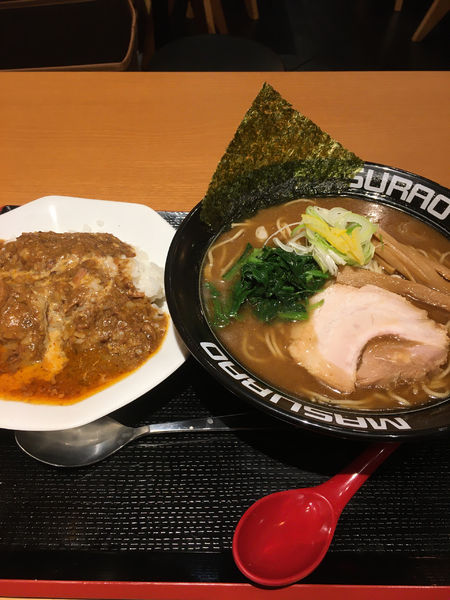 「焦がし醤油らーめん+爆裂牛スジご飯」@益荒男ラーメンの写真