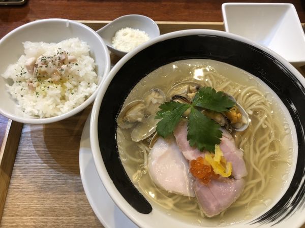「浅利とムール貝の汐そば＋ガリバタ飯＋パルメザンチーズ」@麺処しろくろの写真