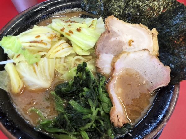 「ラーメン、中盛、バラ1枚、キャベツ」@柏 王道家の写真