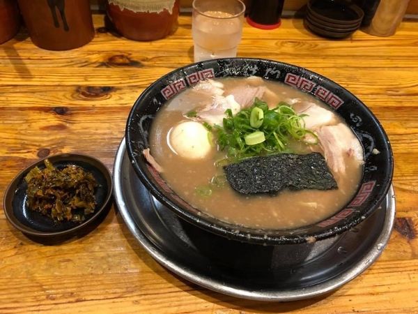 「とんこつラーメン＆味玉」@無鉄砲 本店の写真