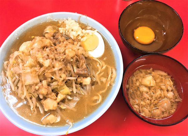 「ラーメン麺半分生卵サービスちょいヤサイ大蒜少し＋ブタカス脂」@ラーメン富士丸 東浦和店の写真