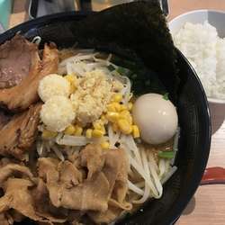 特製肉盛りみそらーめん、半ライス、ニンニクショウガマシマシ