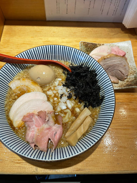 「特製あご塩らー麺（サービスチャーシュー)」@焼きあご塩らー麺 たかはし 新宿本店の写真