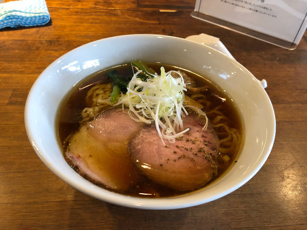 「醤油ラーメン　(手揉み) 900円」@空の青とひまわり畑の写真